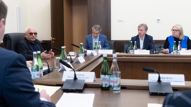 Карен Шахназаров провел заседание рабочей группы по обсуждению списка 100 фильмов для школьников