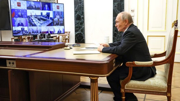Владимир Путин провёл в режиме видеоконференции заседание Совета при Президенте по культуре и искусству.