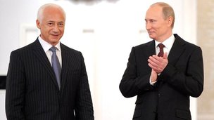 Владимиру Спивакову, художественному руководителю и главному дирижёру Национального филармонического оркестра России и Государственного камерного оркестра «Виртуозы Москвы»